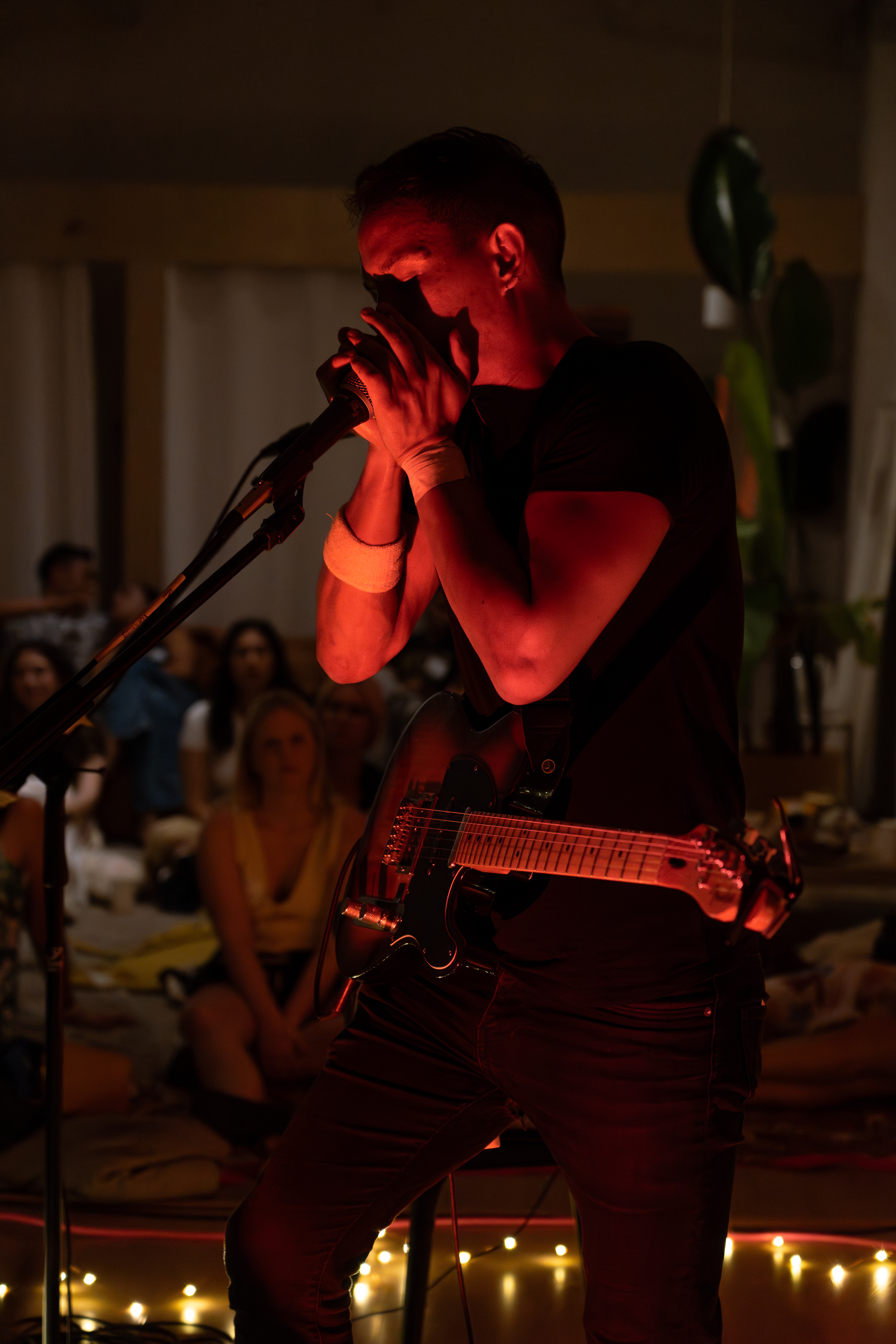 Man signing in concert